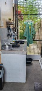 un comptoir de cuisine avec un évier et une cage pour oiseaux dans l'établissement Camella Staycation, à Butuan