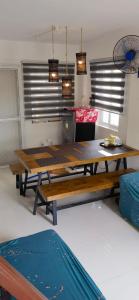 une salle à manger avec une table et une cuisine dans l'établissement Camella Staycation, à Butuan