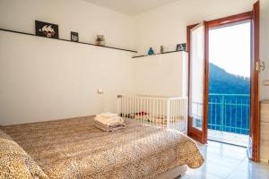 una camera con un letto e una grande finestra di [The Olive Trees]- jacuzzi-garden-wifi-barbecue-parking a Ageno