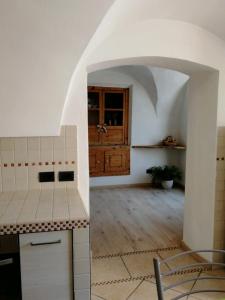 Una cocina con encimera en una habitación. en Suite alla Terrazza, en Comano Terme 17 fotos más