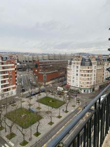 una vista aérea de una ciudad con un tren en Studio à 3 min du parc des Princes & Roland Garros en París