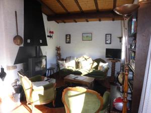ein Wohnzimmer mit einem Sofa und einem Kamin in der Unterkunft Chalet Santa Claus - Chalets pour 8 Personnes 284 in Les Contamines-Montjoie