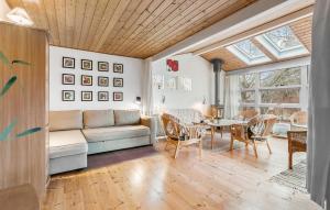 sala de estar con sofá y mesa en Cozy Home In Hjby With Wi-fi en Højby