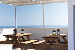 two picnic tables sitting on top of a roof at Apartamentos a 10 minutos del Aeropuerto in Carrizal