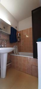 a bathroom with a sink and a bath tub at Résidence Les Tennis - 4 Pièces pour 8 Personnes 264 in Villard-de-Lans