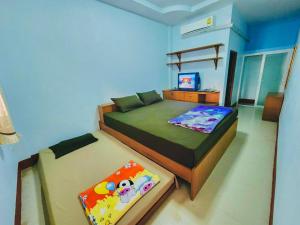 Habitación pequeña con cama y TV. en Baan Meen - Vacation Home, en Ban Huai Phlu
