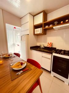 Η κουζίνα ή μικρή κουζίνα στο Loft encantador C - 8 km de Floripa