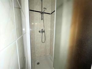 een douche met een glazen deur in de badkamer bij Résidence Bosson - 3 Pièces pour 8 Personnes 814 in Les Menuires