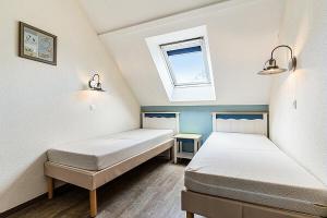 2 camas en una habitación pequeña con ventana en Résidence Cap Azur - maeva Home - Appartement 3 Pièces 7 Personnes - Confor 52 en Fouesnant