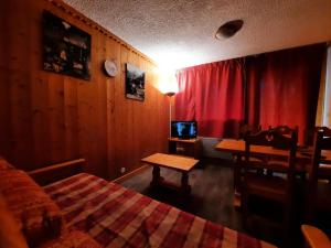 a bedroom with a bed and a table and a desk at Résidence Courmayeur - 2 Pièces pour 6 Personnes 874 in Les Menuires