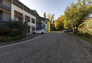 une rue vide devant un bâtiment dans l'établissement B&B HOTEL Saint-Etienne La Terrasse, à Villars