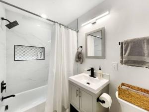 Un baño de Classy Capitol Hill APT, Steps from DC Attraction