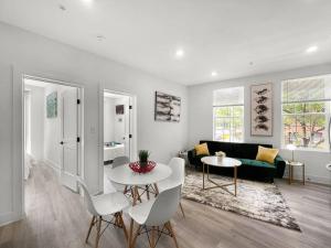 Un lugar para sentarse en Classy Capitol Hill APT, Steps from DC Attraction