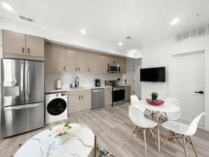 Una cocina o kitchenette en Classy Capitol Hill APT, Steps from DC Attraction