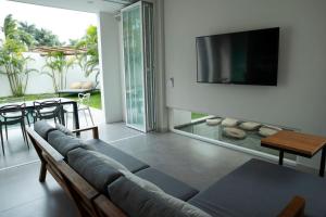 Μια τηλεόραση ή/και κέντρο ψυχαγωγίας στο Casa Yoo tu oasis de lujo en Huatulco