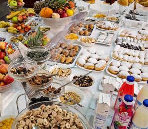 un buffet avec de nombreux types de nourriture sur une table dans l'établissement Hotel Miramare, à Vodice