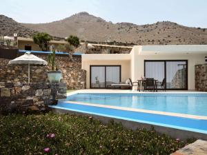 Bazén v ubytovaní Elounda Palm Hotel & Suites alebo v jeho blízkosti