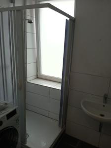 a bathroom with a window and a sink at Anna Zimmer im UG Neu und Modern in Heilbronn