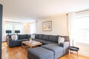 Posezení v ubytování Pristine Multi-Family Home w Barn Game Room