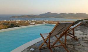 Stunning Antiparos Villa 3 Bedrooms Villa Kamino Breathtaking Sea Views في أنديباروس: جلسة كرسي بجانب المسبح