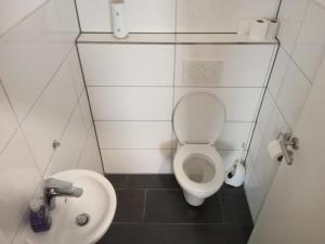 a small bathroom with a toilet and a sink at Betty Zimmer in Heilbronn Zentrum in Heilbronn