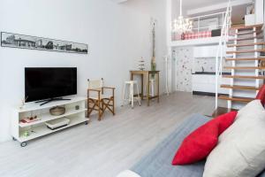 biały salon z telewizorem i kanapą w obiekcie Dúplex center párking netflix amazon video w Sewilli