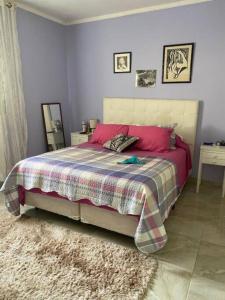 Ένα ή περισσότερα κρεβάτια σε δωμάτιο στο Tranquilidade a apenas 70km de São Paulo