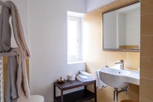 bagno con lavandino e specchio di Guesthouse Arosio B&B ad Arosio