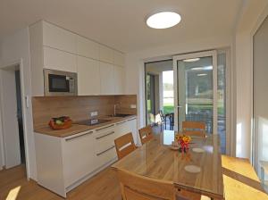 cocina con mesa de madera y comedor en Hiša Štolc, en Gornja Radgona