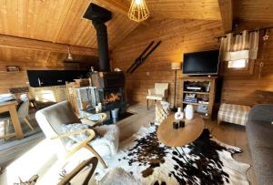 a living room with a fireplace in a log cabin at Chalet Nubuck - Pièces 134 in Saint-Martin-de-Belleville