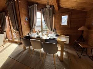 a dining room with a wooden table and chairs at Chalet Nubuck - Pièces 134 in Saint-Martin-de-Belleville