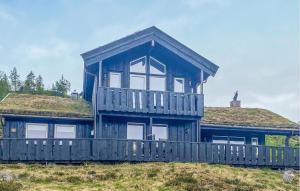 una gran casa de madera con techo de hierba en Beautiful Home In Rysstad With Kitchen, en Rysstad