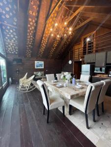 - une salle à manger avec une table et des chaises en bois dans l'établissement Cabaña sierra de lobos, à Las Palomas