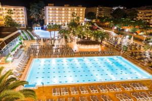 una vista aérea de una gran piscina por la noche en Hotel Jaime I, en Salou