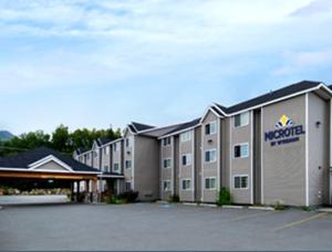 um grande hotel com um parque de estacionamento em frente em Eagle River Microtel em Eagle River