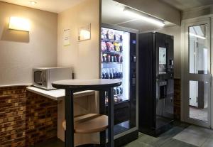 Kuchyň nebo kuchyňský kout v ubytování B&B HOTEL Saclay