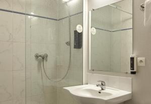 Koupelna v ubytování B&B HOTEL Saclay + 23 fotografií