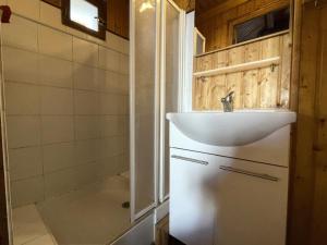 een badkamer met een wastafel en een douche bij Résidence Le Dahu - Studio pour 2 Personnes 284 in Saint-Martin-de-Belleville