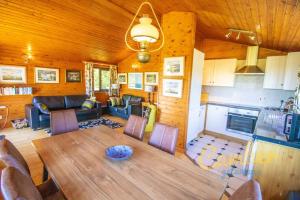 cocina y sala de estar con techo de madera en Five Waterings - Luxury Lodge en Brookland