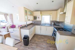 Кухня или мини-кухня в SBL54 - Camber Sands Holiday Park - Mini Lodge - 3 Bedrooms - Decking - Dishwasher - Private Parking
