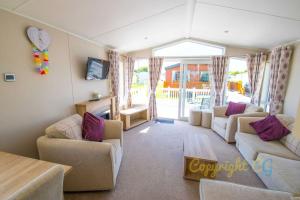 Гостиная зона в SBL54 - Camber Sands Holiday Park - Mini Lodge - 3 Bedrooms - Decking - Dishwasher - Private Parking