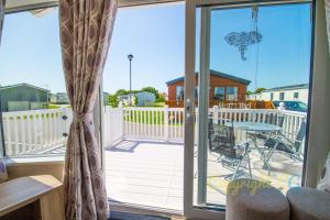 Балкон или терраса в SBL54 - Camber Sands Holiday Park - Mini Lodge - 3 Bedrooms - Decking - Dishwasher - Private Parking
