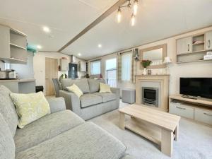 uma sala de estar com um sofá e uma mesa em BW8 - 3B - ABI Windermere em Camber