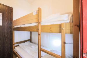 a couple of bunk beds in a room at Résidence Les Ravines - maeva Home - Studio 4 personnes Sélection 44 in Les Allues