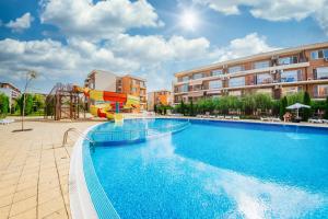 una piscina con un tobogán frente a un edificio en Orchid Fort Garden, en Sunny Beach