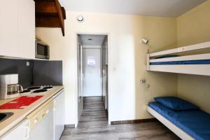 ein kleines Zimmer mit einer Küche mit Herd in der Unterkunft Hyères Parc - maeva Home - Appartement 2 pièces 6 Personnes Confort 14 in Hyères