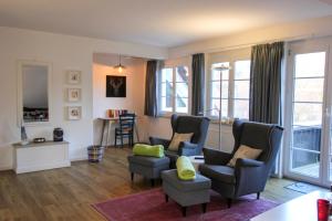 a living room with two chairs and a couch at Kormoran Harry´s Place Q8 in Prerow