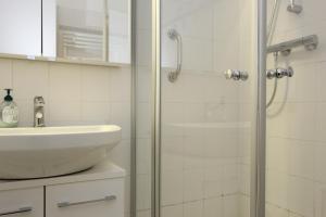 a bathroom with a shower and a sink at Kormoran Harry´s Place Q8 in Prerow +7 photos
