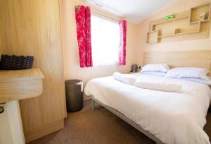 Un pat sau paturi într-o cameră la VAL233 - 4B - Coghurst Park