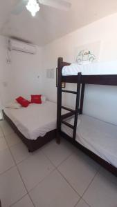 a room with two bunk beds in a room at Pousada Ciranda in Itamaracá